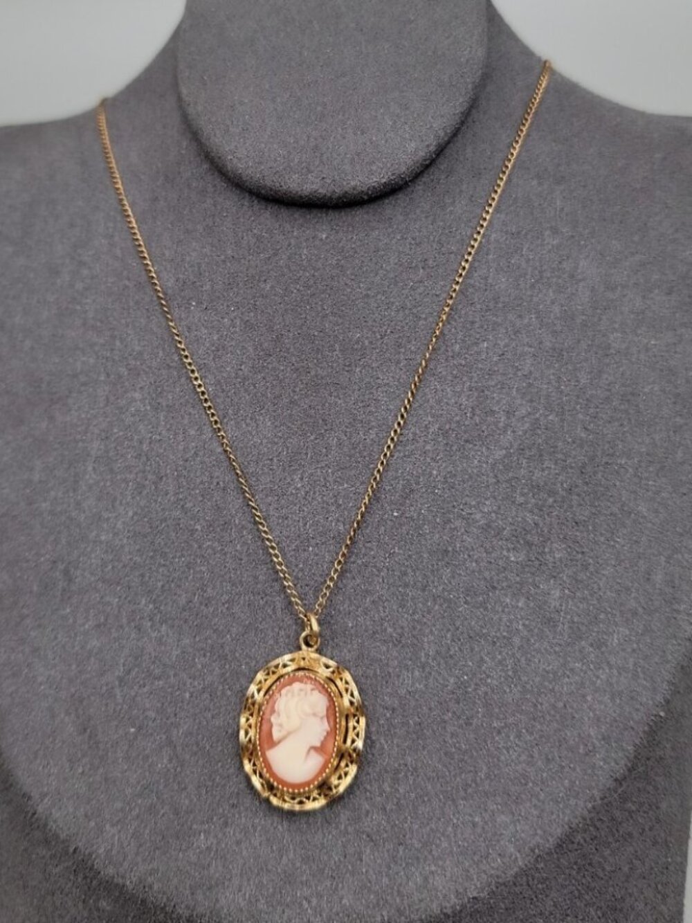 Vintage Van Dell 12kgf Cameo Pendant Necklace Ruffled Open Metalwork Frame 16" - Picture 6 of 13